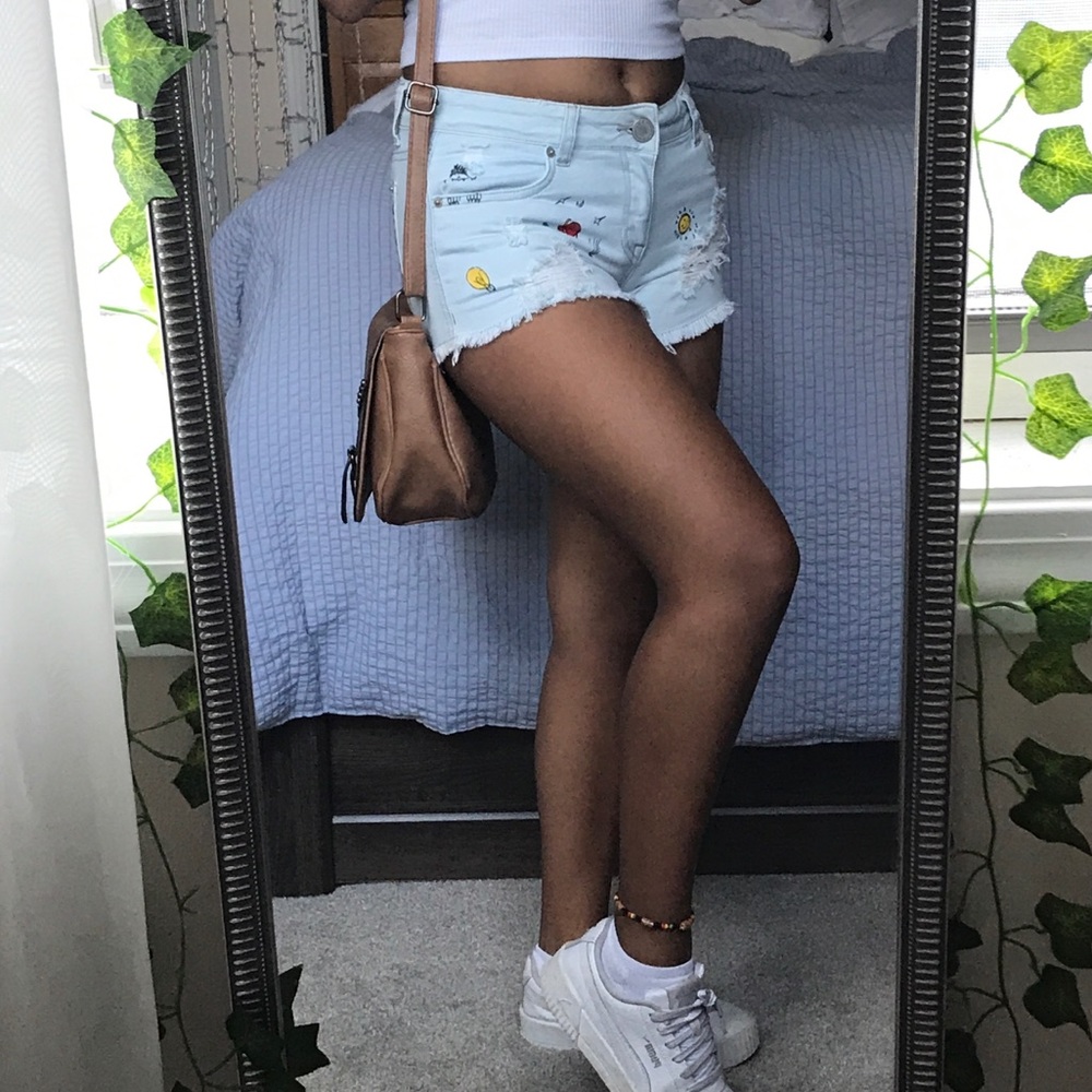 Light wash shorts with doodles
